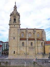 Vista exterior de la Iglesia de San Antón en Bilbao con su torre característica