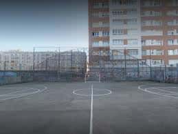Vista general de la pista polideportiva de Laviada con canchas de baloncesto y vallas perimetrales