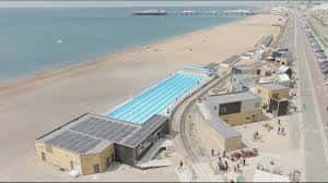Vista aérea de la instalación de Sea Lanes Brighton junto a la playa