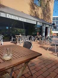 Vista exterior del Pub Dublin House con terraza y mesas al aire libre