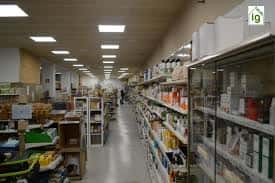 Interior de BioAlai mostrando pasillos de productos y estanterías organizadas