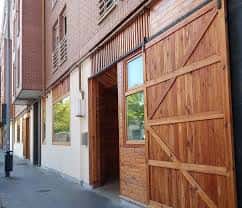 Fachada exterior de BioAlai con puerta de madera y detalles arquitectónicos