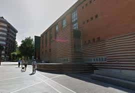 Plaza Sefarad con personas caminando y arquitectura contemporánea