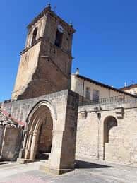 Vista exterior de la Iglesia de San Juan Bautista en Vitoria, mostrando su torre y fachada de piedra