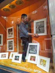 Vista del escaparate de arte de Metro y Medio con obras expuestas