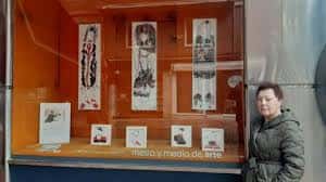 Escaparate de arte de Metro y Medio con exposiciones verticales