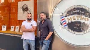 Dos hombres frente al escaparate de arte de Metro y Medio
