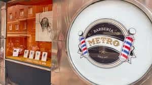 Detalle del escaparate de arte junto al logo de Barbería Metro