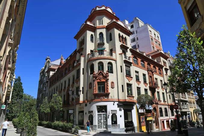 Vista exterior del edificio histórico del Colegio Oficial de Aparejadores y Arquitectos Técnicos de Asturias en Oviedo