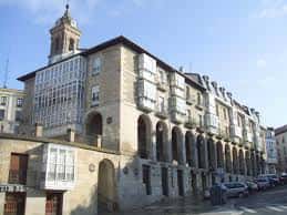 Vista diurna de la fachada principal de Los Arquillos con sus arcos de piedra y balcones tradicionales