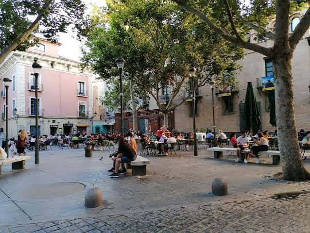 Plaza San Felipe con terrazas y personas disfrutando del ambiente