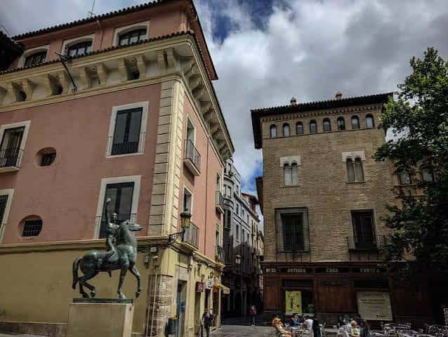 Estatua ecuestre en la Plaza San Felipe con edificios de fondo