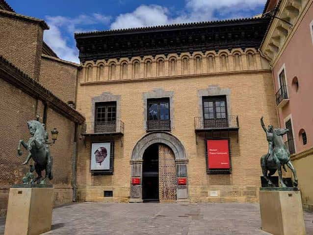 Fachada principal de la Plaza San Felipe con dos estatuas ecuestres
