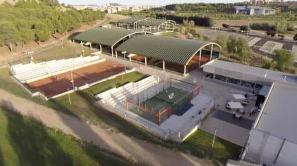 Vista aérea del Club Raqueta Valladolid mostrando pistas de pádel y tenis con cubiertas verdes