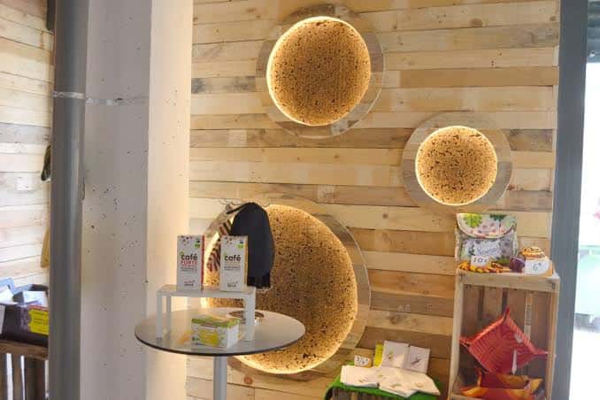 Interior de Espacio Mundi con decoración de madera y elementos circulares iluminados