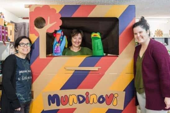 Taller de títeres en Espacio Mundi con participantes y marionetas coloridas