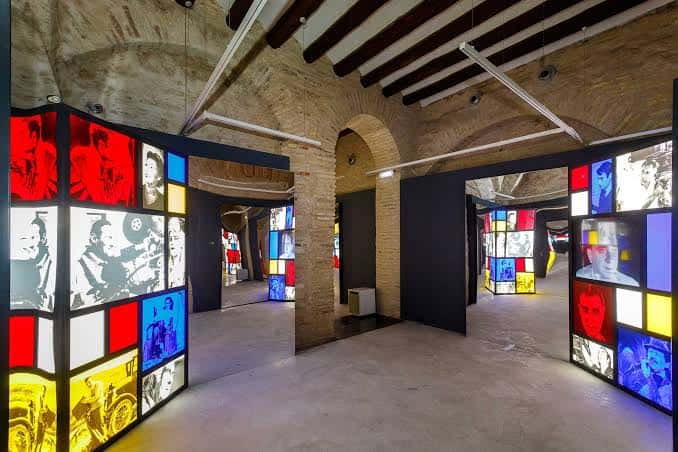 Interior de la Filmoteca de Zaragoza con una exposición de cine y paneles iluminados