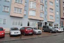 Fachada principal del Centro Social de Argañosa con aparcamiento