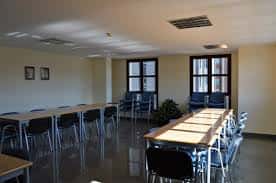 Sala de eventos con mesas dispuestas en configuración de banquete