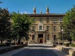 Fachada principal del Centro Pignatelli con arquitectura clásica y jardines