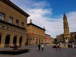 Plaza del Pilar con el Palacio de la Lonja y la Torre de la Catedral al fondo
