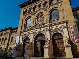 Fachada principal del Museo de Ciencias Naturales con arquitectura clásica y detalles ornamentales