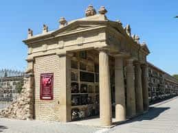 Panteón neoclásico con columnas y detalles arquitectónicos en el Cementerio de Torrero