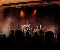 Concierto en vivo en el escenario del Centro Musical y Artístico Las Armas