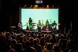 Auditorio lleno durante un evento musical en Las Armas