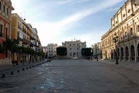 Plaza de San Francisco desde una perspectiva amplia, mostrando arquitectura colonial y espacio abierto