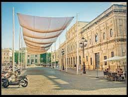 Plaza de San Francisco con toldo moderno y zona de terrazas, ideal para eventos al aire libre