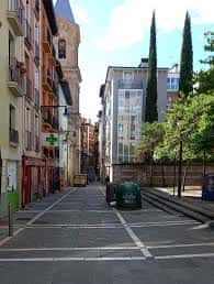 Vista de la Plaza de la Compañía con edificios de fachadas coloridas y cielo despejado
