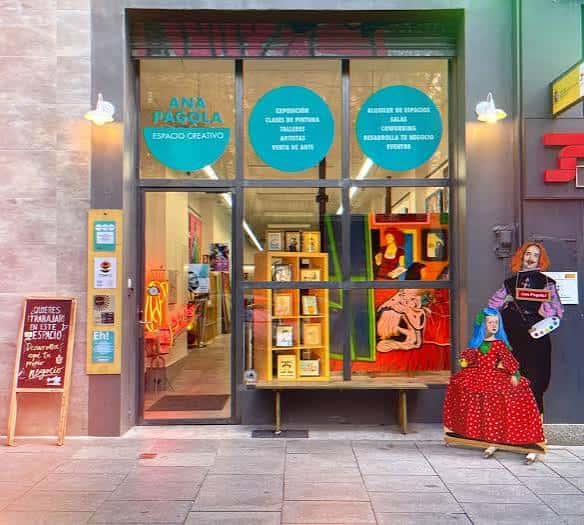 Fachada del Espacio Creativo Ana Pagola en Pamplona con escaparate artístico