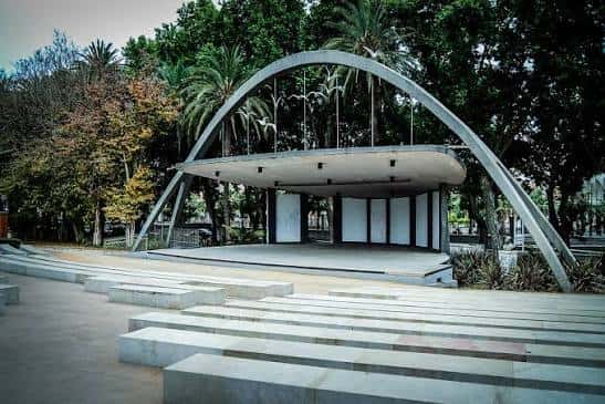 Vista frontal del Auditorio Eduardo Ocón con su característica estructura de arco y gradas de piedra
