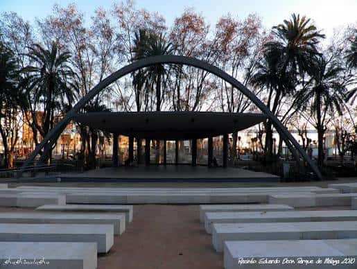 Vista panorámica del auditorio al atardecer con palmeras y gradas vacías listas para el evento