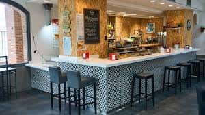 Interior del bar con barra moderna y taburetes