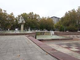 Vista general de la Plaza de la Constitución con fuentes y árboles en Vitoria