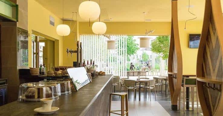 Interior del Qbosq Gastrobar con barra de servicio y zona de mesas