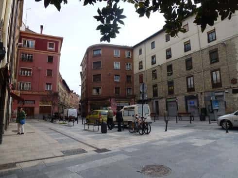 Plaza de la Calle Barrancal en Vitoria con edificios residenciales y peatones