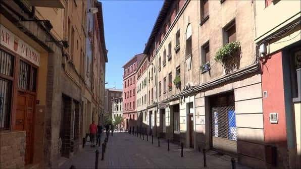 Calle Barrancal con fachadas tradicionales y ambiente urbano tranquilo