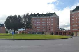 Vista exterior del Centro Social Las Campas mostrando su fachada de ladrillo y entorno con césped