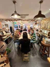 Taller de joyería en Rare Thing Brighton con participantes trabajando en mesas