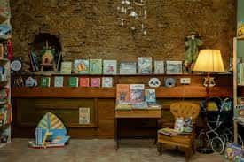 Interior acogedor de la librería con estanterías de madera y decoración infantil