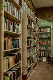 Pasillo interior de la librería con estanterías llenas de libros y luces decorativas