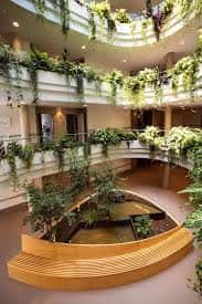 Atrio interior con jardines colgantes y zona de descanso