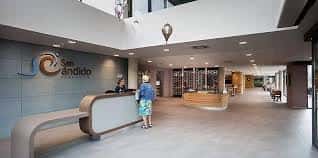 Recepción principal con logo de Fundación San Cándido