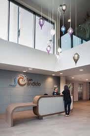 Hall de entrada con iluminación decorativa y mostrador de atención