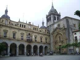 Plaza de Oleta con arquitectura histórica y edificios emblemáticos