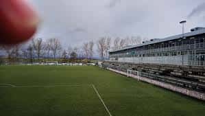 Campo de fútbol exterior del Polideportivo Olaranbe con gradas laterales