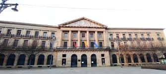 Fachada principal del Palacio de Navarra en Pamplona durante el día